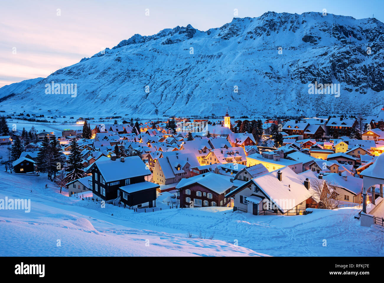 Andermatt villaggio nelle Alpi svizzere montagne, Svizzera, è un famoso centro di sport invernali Foto Stock