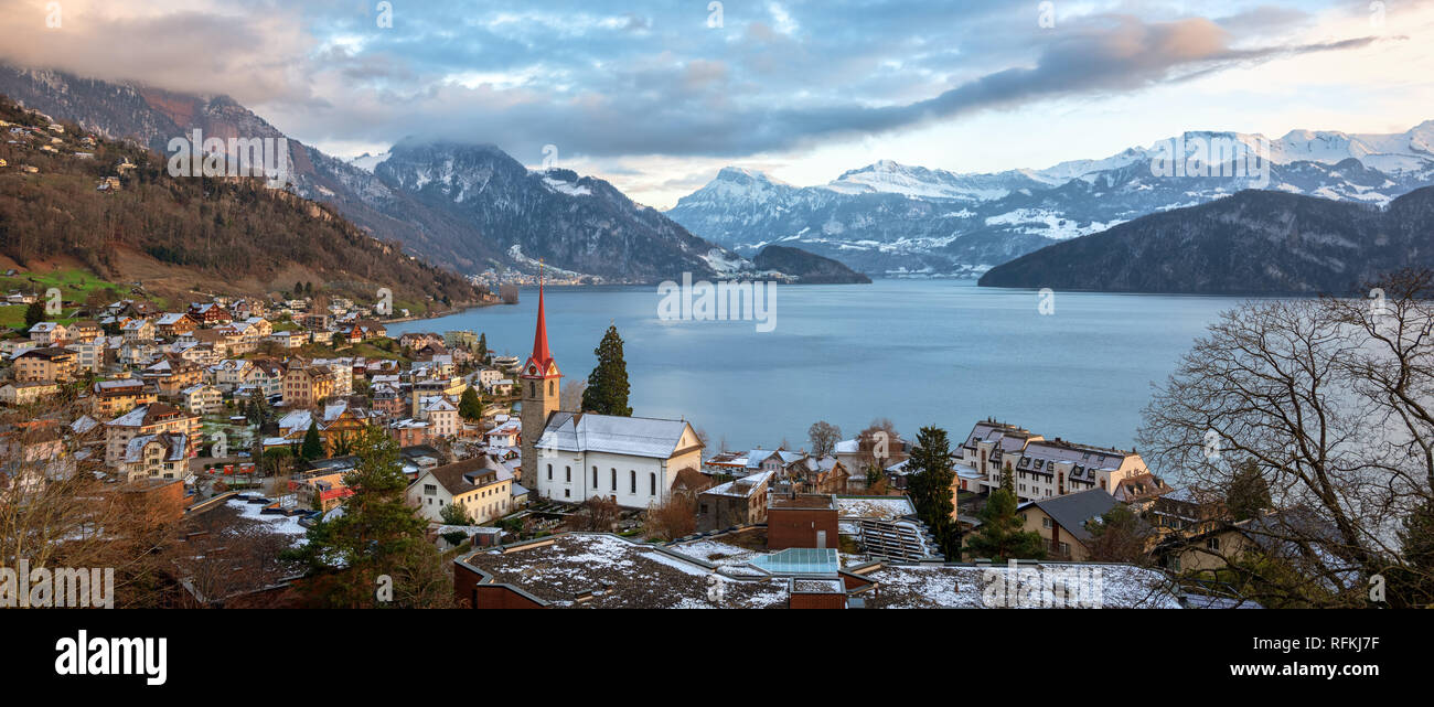 Vista panoramica di Weggis villaggio sul lago di Lucerna, Alpi svizzere montagna svizzera, neve in inverno Foto Stock