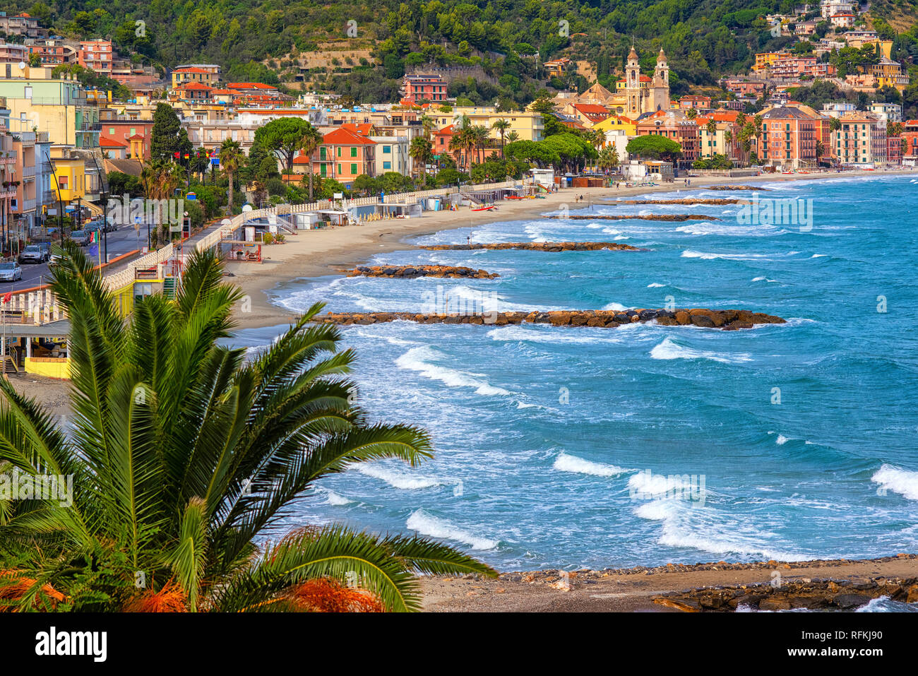 Spiaggia di sabbia nel centro storico di Laigueglia cittadina sulla Riviera Italiana, Alassio Liguria, Italia Foto Stock