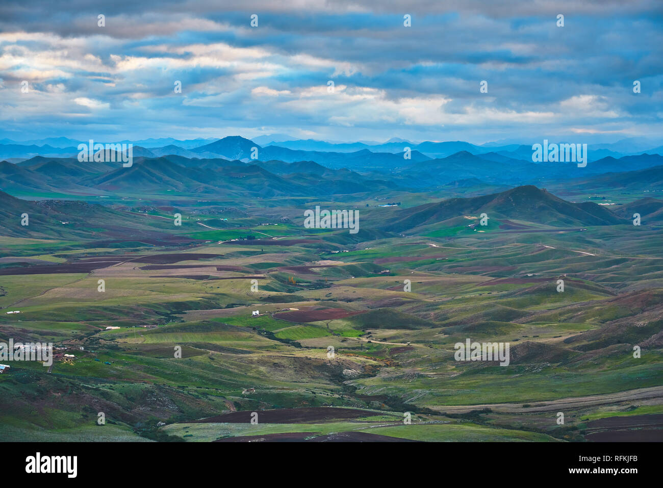 Panorama paesaggistico di terreni agricoli e valle nel nord del Marocco, Nord Africa Foto Stock