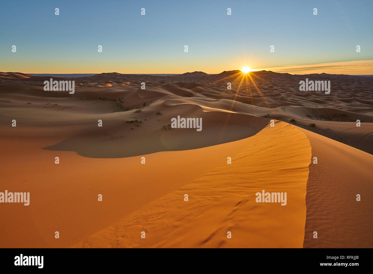 Il sole sorge nel deserto . La foto del paesaggio del deserto dell'alba è stata scattata a Erg Chebbi vicino a Merzouga, Marocco sahariano. Foto Stock
