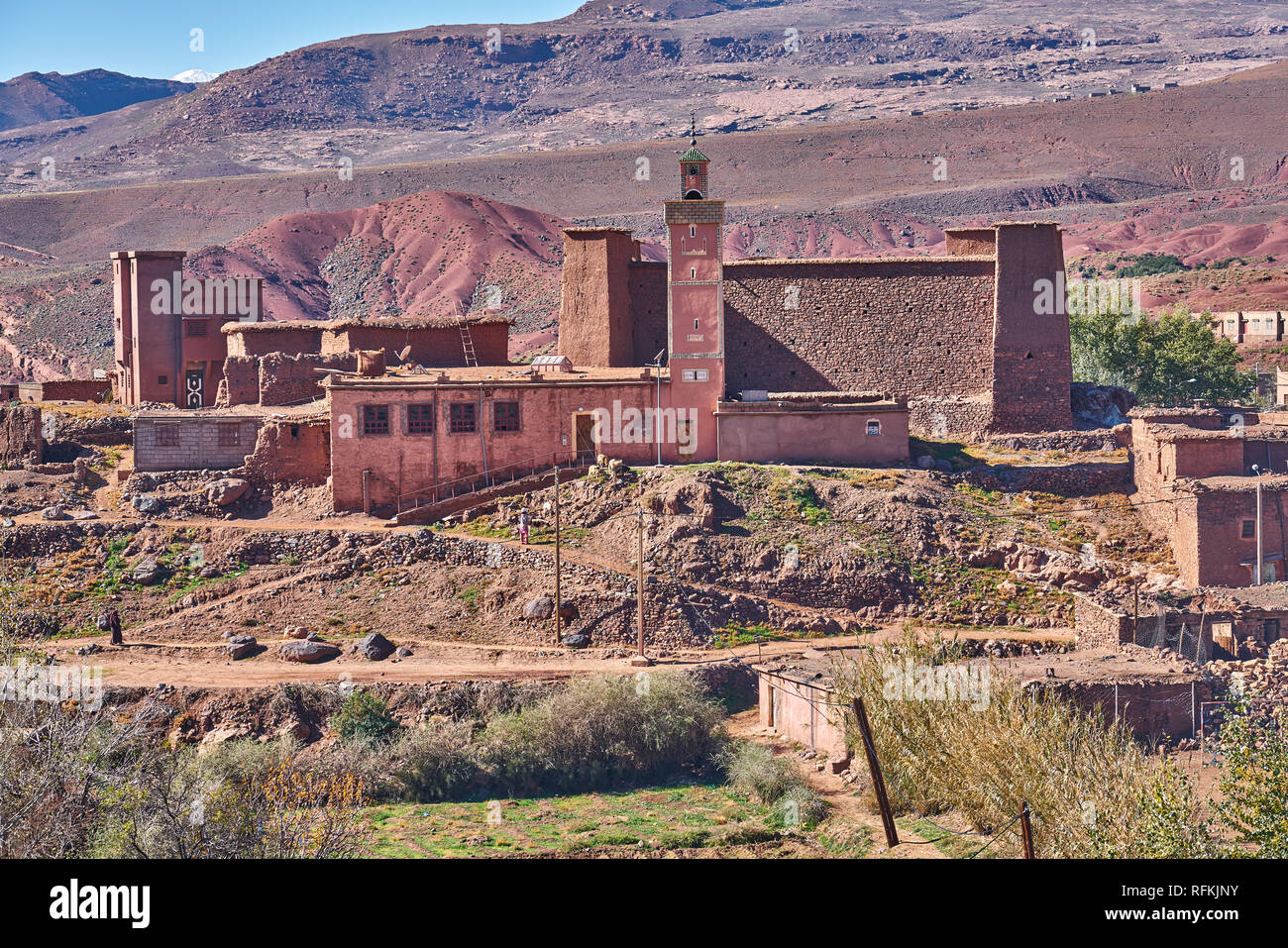 Tradizionale villaggio di mattoni di fango case mosque.taken vicino Ighrem N'Ougdal, provincia di Ouarzazate, Marocco Foto Stock