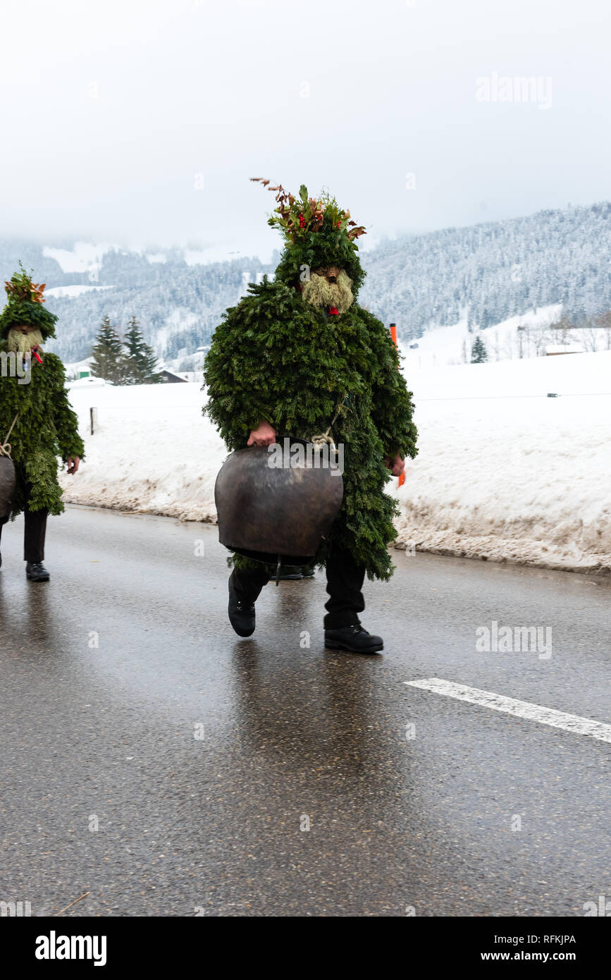 Silvesterklaus è una persona mascherato prendendo parte a San Silvestro feste di giorno in Appenzell, Svizzera e contribuendo in tal modo a mantenere la ch Foto Stock