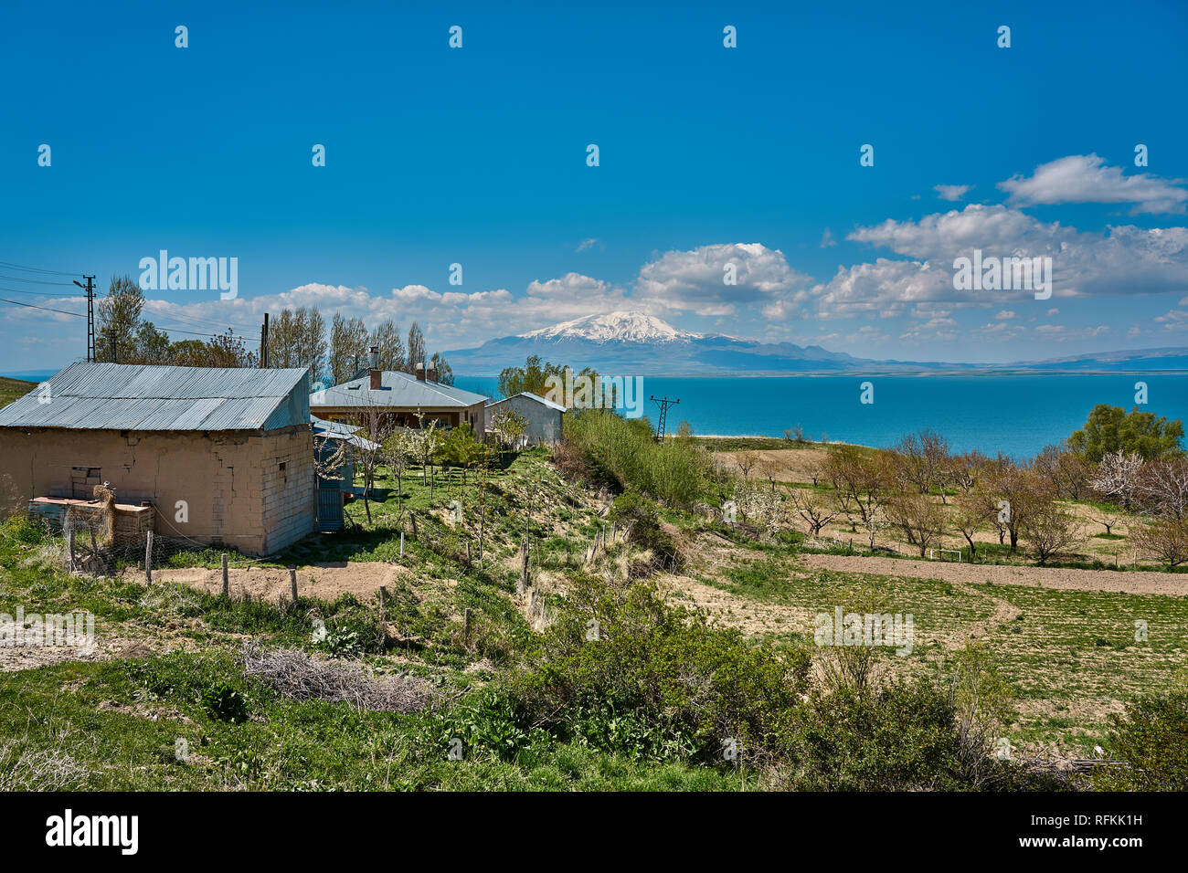 Panorama del Lago Van con la neve Suphan montagna (Süphan Dağı) da un villaggio, Van, Turchia Foto Stock