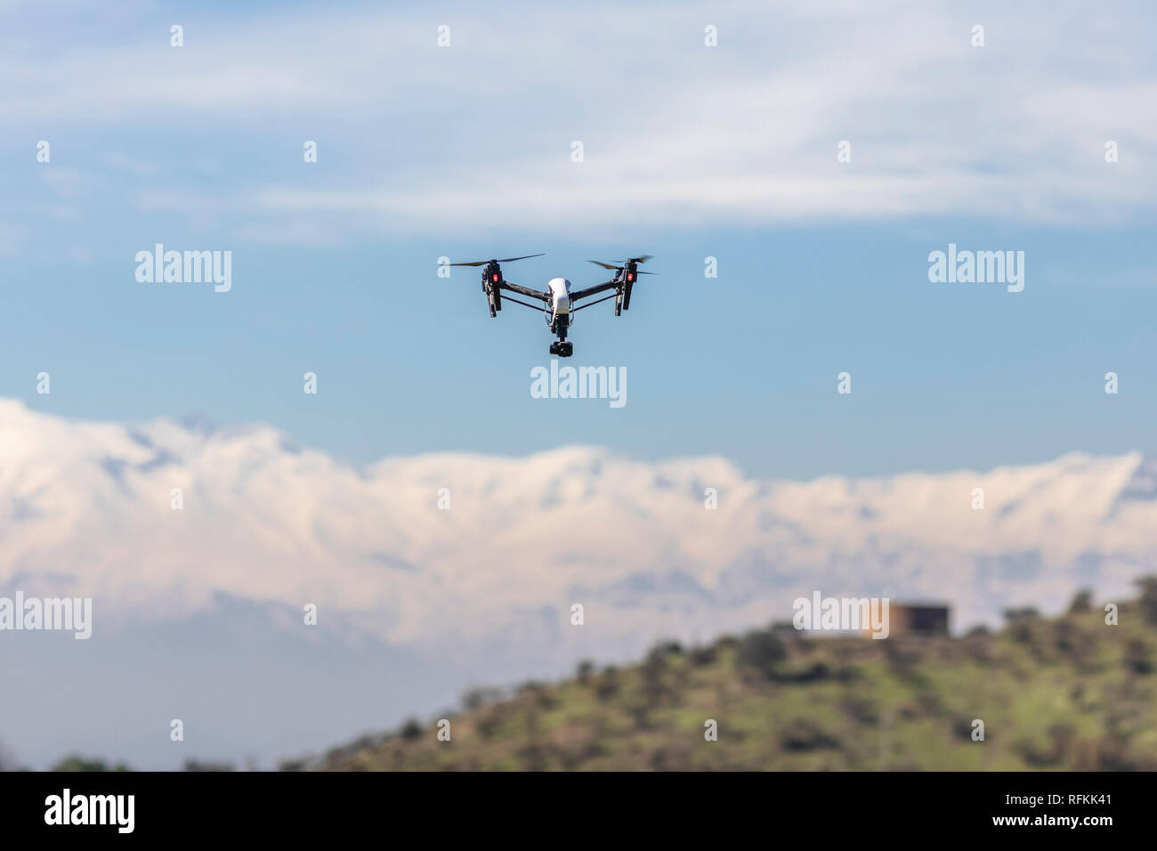 Veicolo aereo senza pilota (UAV) o drone che vola sotto la silhouette blu mentre si effettuano ispezioni visive e termiche per le industrie Foto Stock