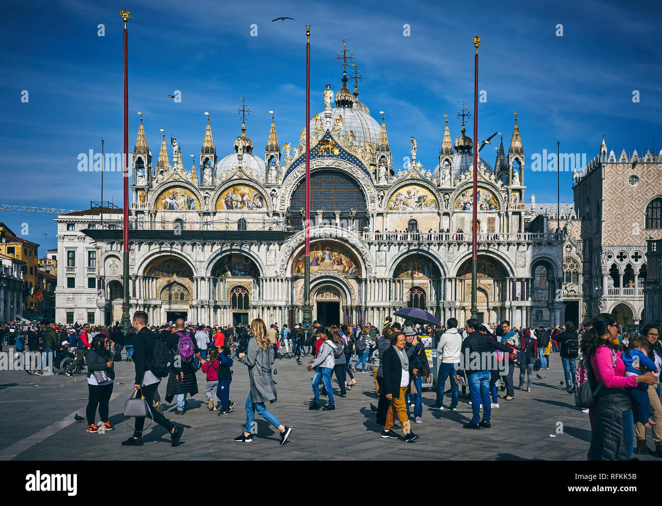Folla di abitanti locali e turisti in Piazza San Marco con la Basilica di San Marco, Venezia, Italia Foto Stock