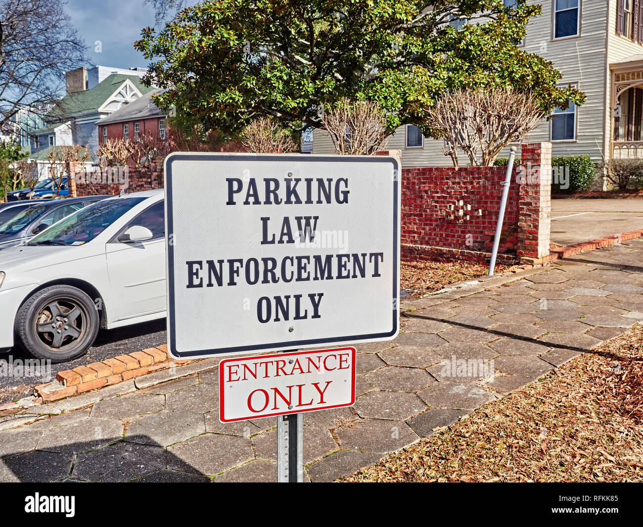 Applicazione della legge il parcheggio di veicoli solo segno o veicoli della polizia solo segno. Foto Stock