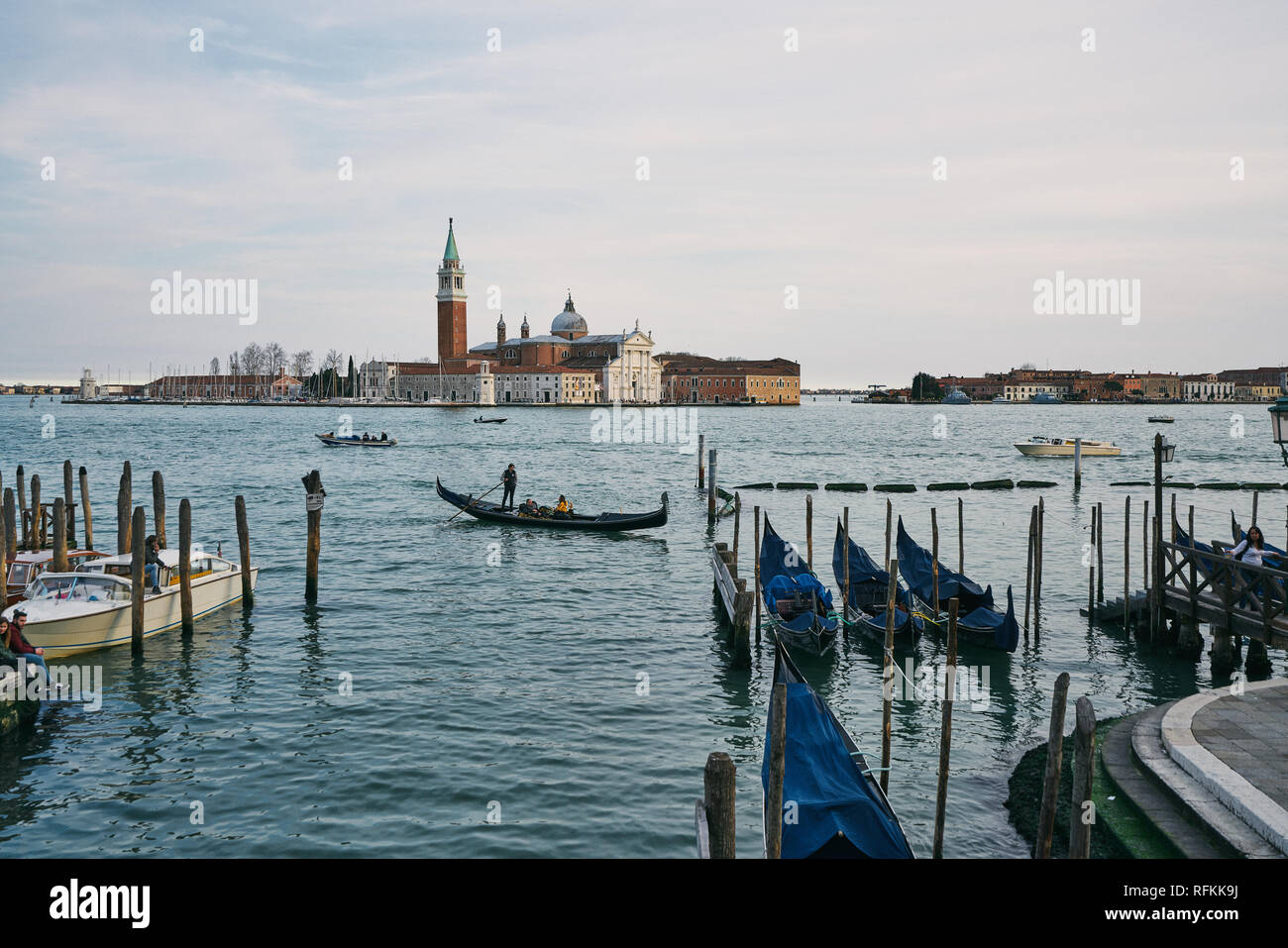 Gondole e Chiesa di San Giorgio maggiore, Venezia, Italia, Europa Foto Stock