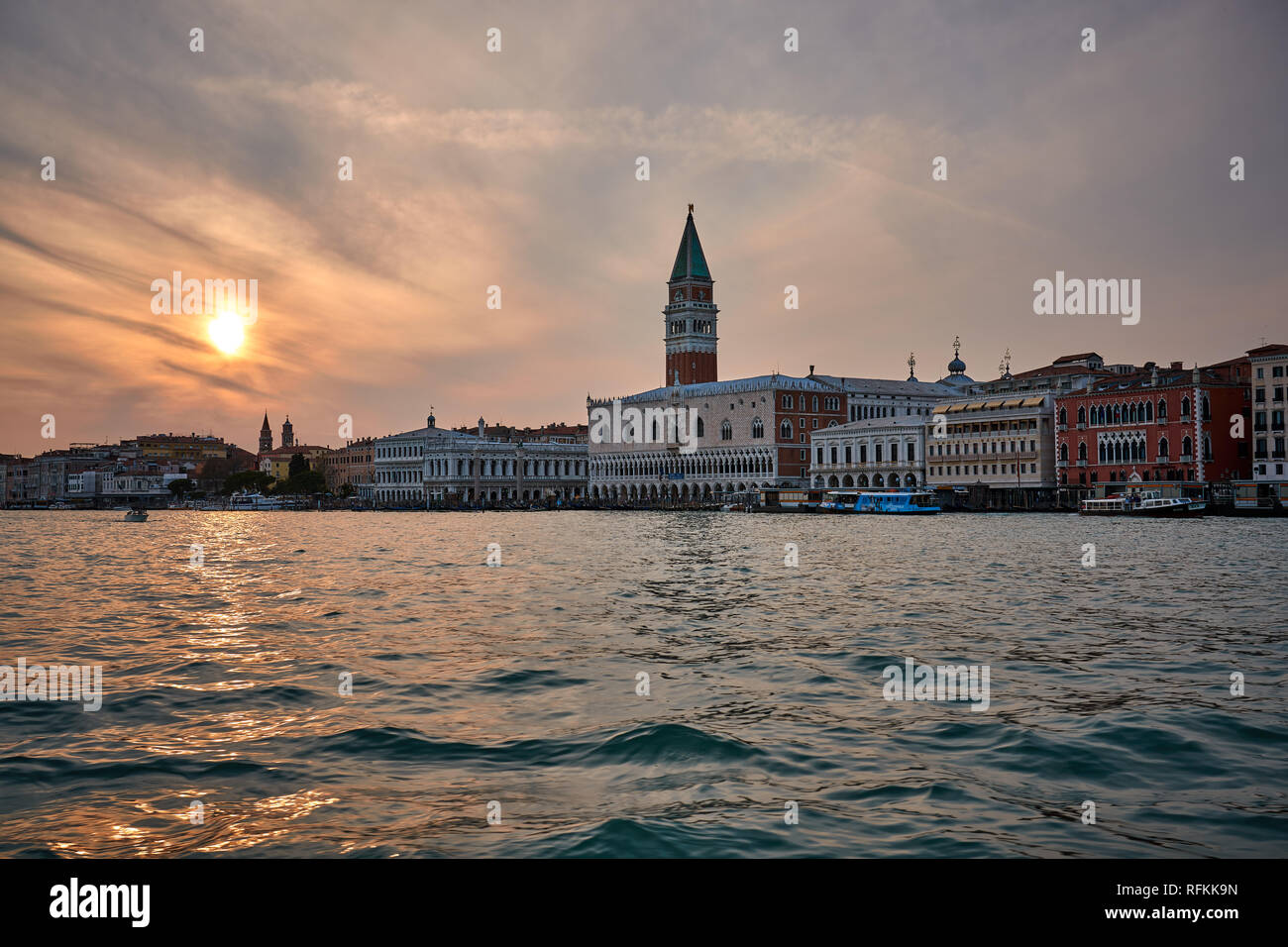 Campanile di San Marco/Campanile della Basilica di San Marco e Palazzo Ducale a Venezia, Italia, Europa Foto Stock