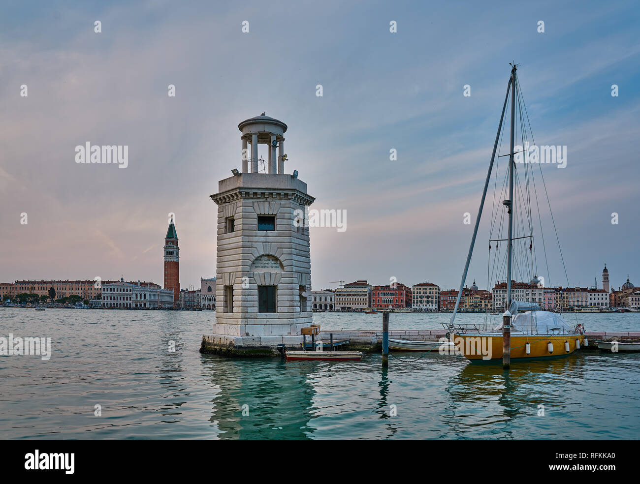 Faro / Faro San Giorgio maggiore e panorama dell'isola principale di Venezia a Bakcground, Venezia, Italia Foto Stock