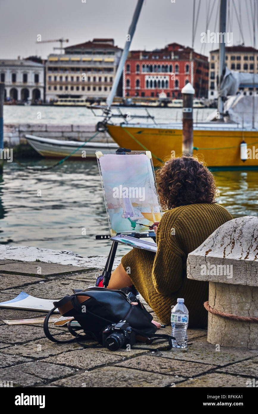 Pittore dipinge Venezia da San Giorgio maggiore Foto Stock