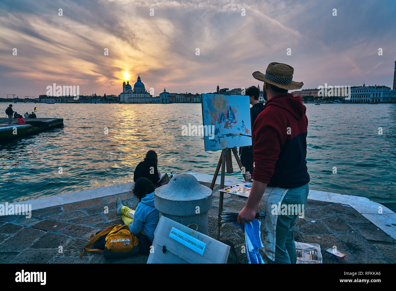 Pittore sta dipingendo Santa Maria della Salute al bellissimo tramonto, Venezia, Italia, Europa Foto Stock