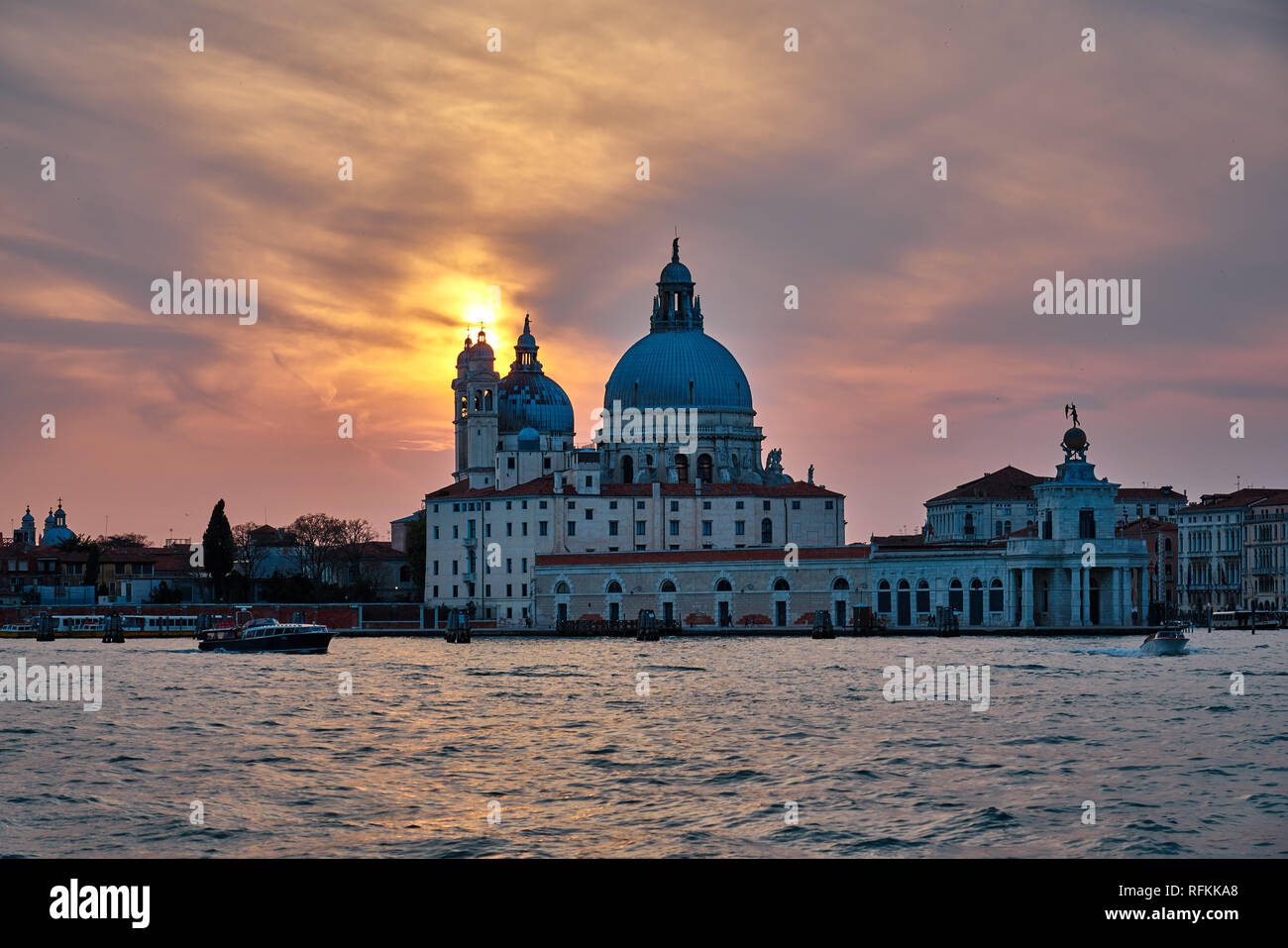 Santa Maria della Salute al bellissimo tramonto, Venezia, Italia, Europa Foto Stock