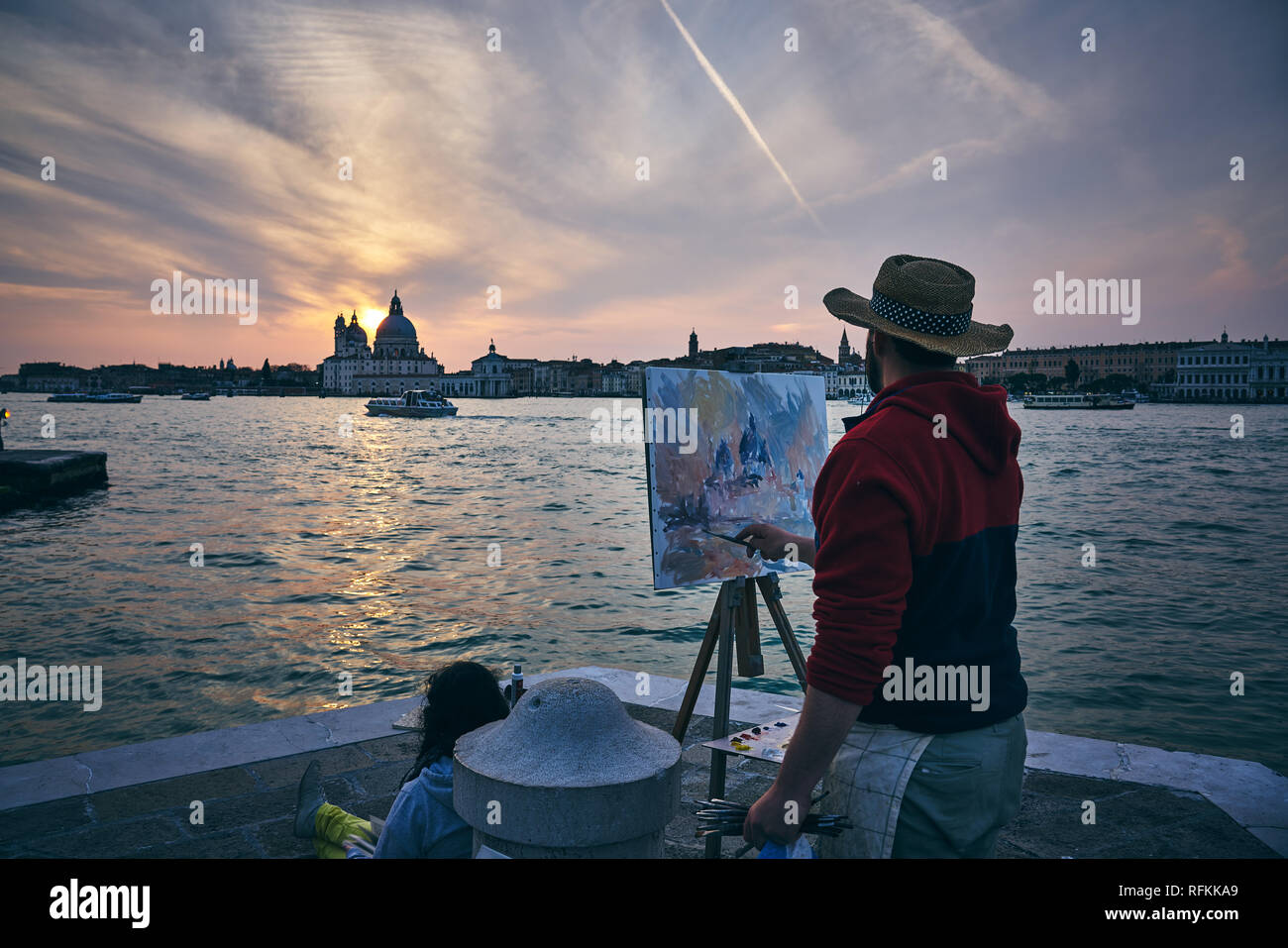Pittore sta dipingendo Santa Maria della Salute al bellissimo tramonto, Venezia, Italia, Europa Foto Stock