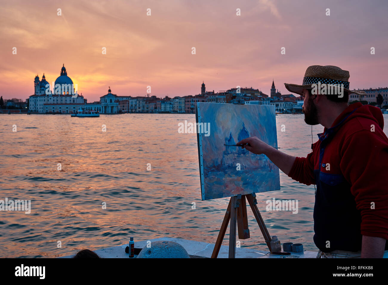 Pittore sta dipingendo Santa Maria della Salute al bellissimo tramonto, Venezia, Italia, Europa Foto Stock