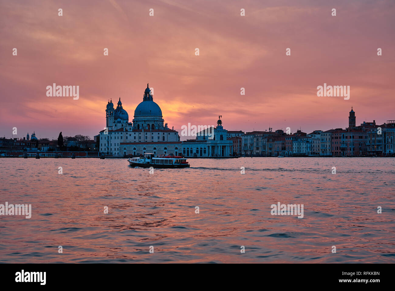 Santa Maria della Salute al bellissimo tramonto, Venezia, Italia, Europa Foto Stock