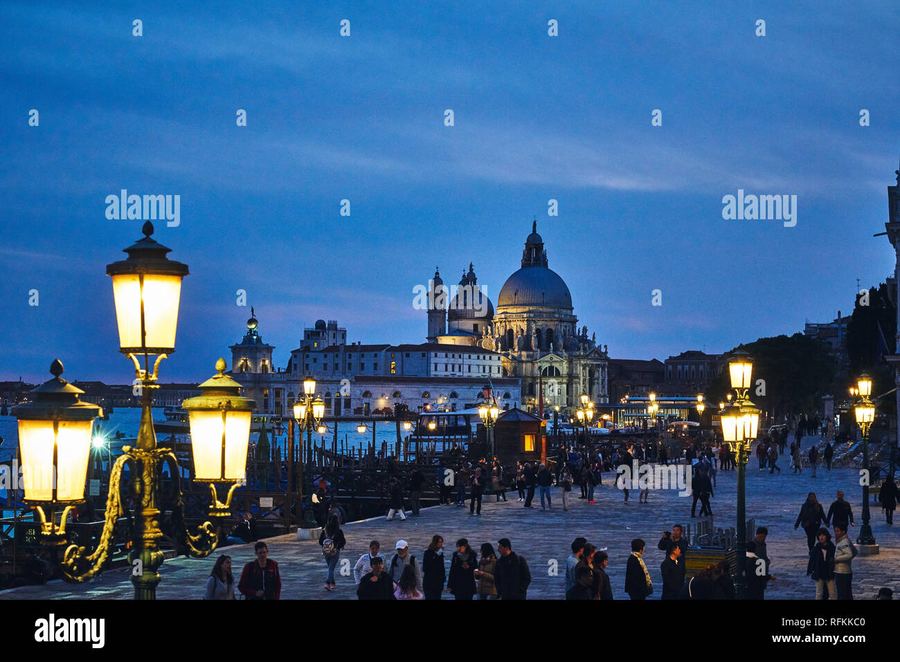 Santa Maria della Salute in serata da Piazza San Marco, Venezia, Italia, Europa Foto Stock