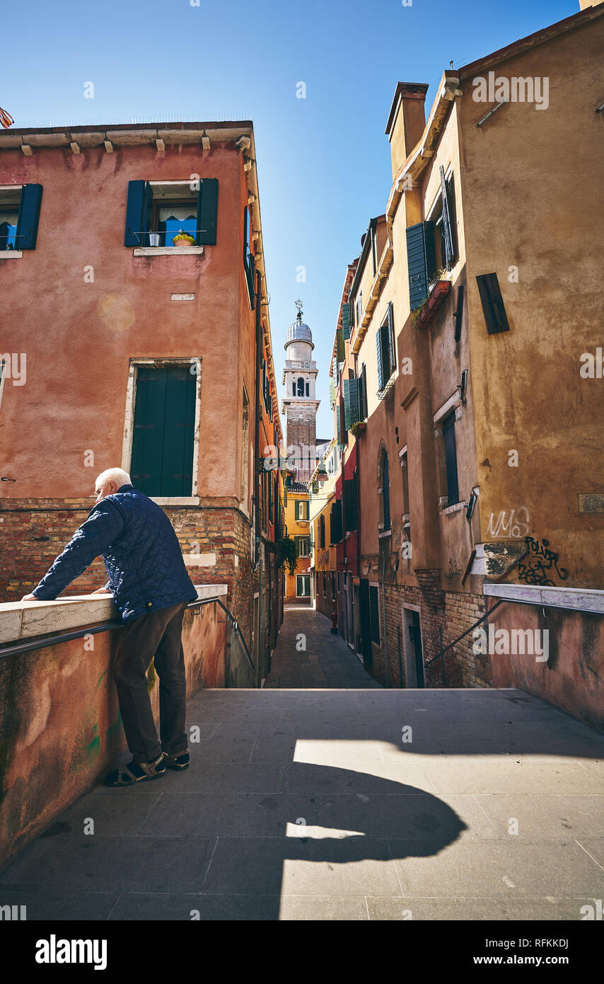 Le stradine di Venezia sopra i canali, Venezia, Italia Foto Stock