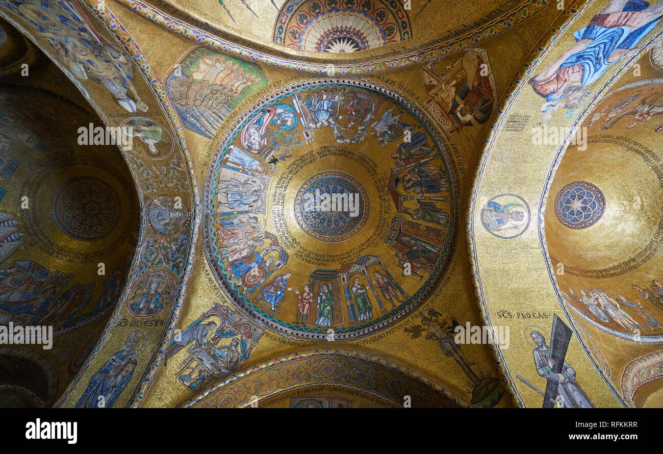 Opere d'arte alle mura e al soffitto della Basilica di San Marco, Venezia Foto Stock