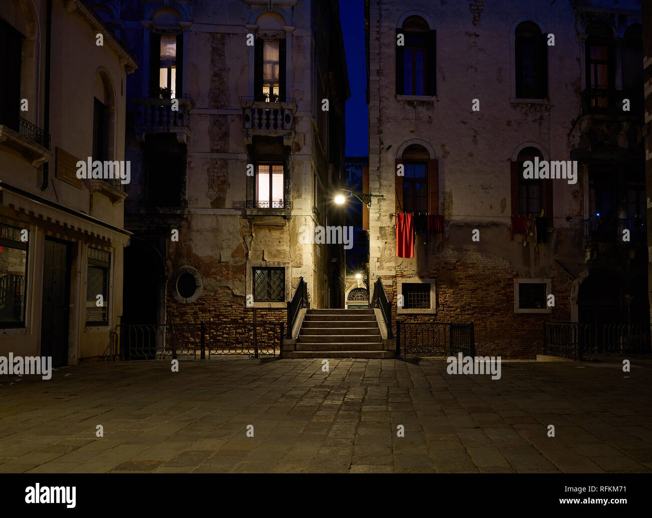 Strade vuote di Venezia di notte, Italia Foto Stock