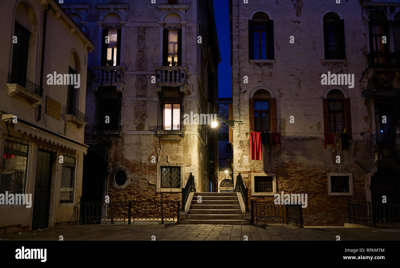 Strade vuote di Venezia di notte, Italia Foto Stock