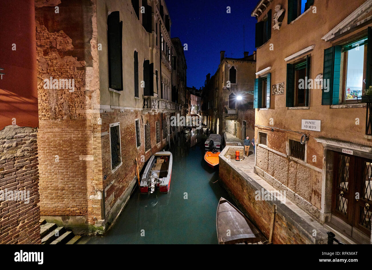 Canali e romantiche luci di Venezia in serata, Italia Foto Stock