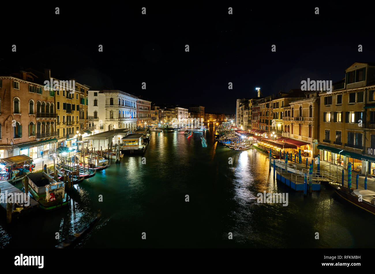 Canali e romantiche luci di Venezia in serata, Italia Foto Stock