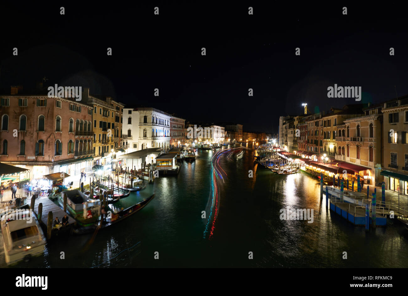 Canali e romantiche luci di Venezia in serata, Italia Foto Stock