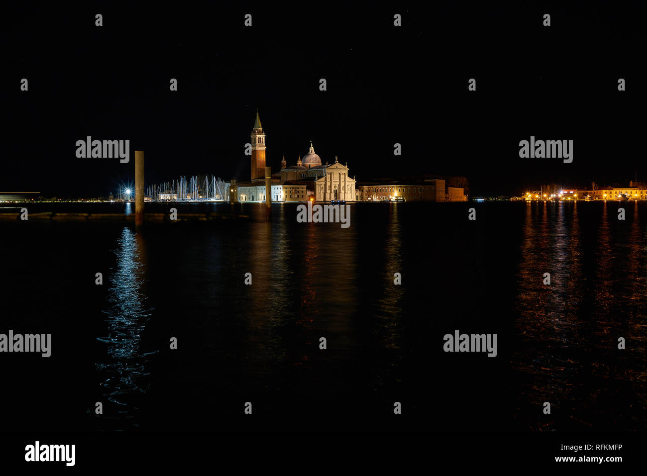 Chiesa di San Giorgio maggiore di notte con luci della città, Venezia, Italia, Europa Foto Stock