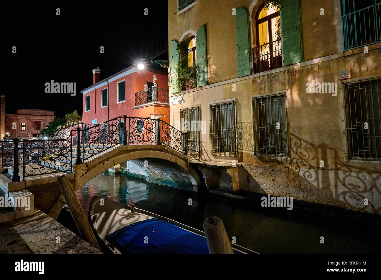 Canali e romantiche luci di Venezia in serata, Italia Foto Stock