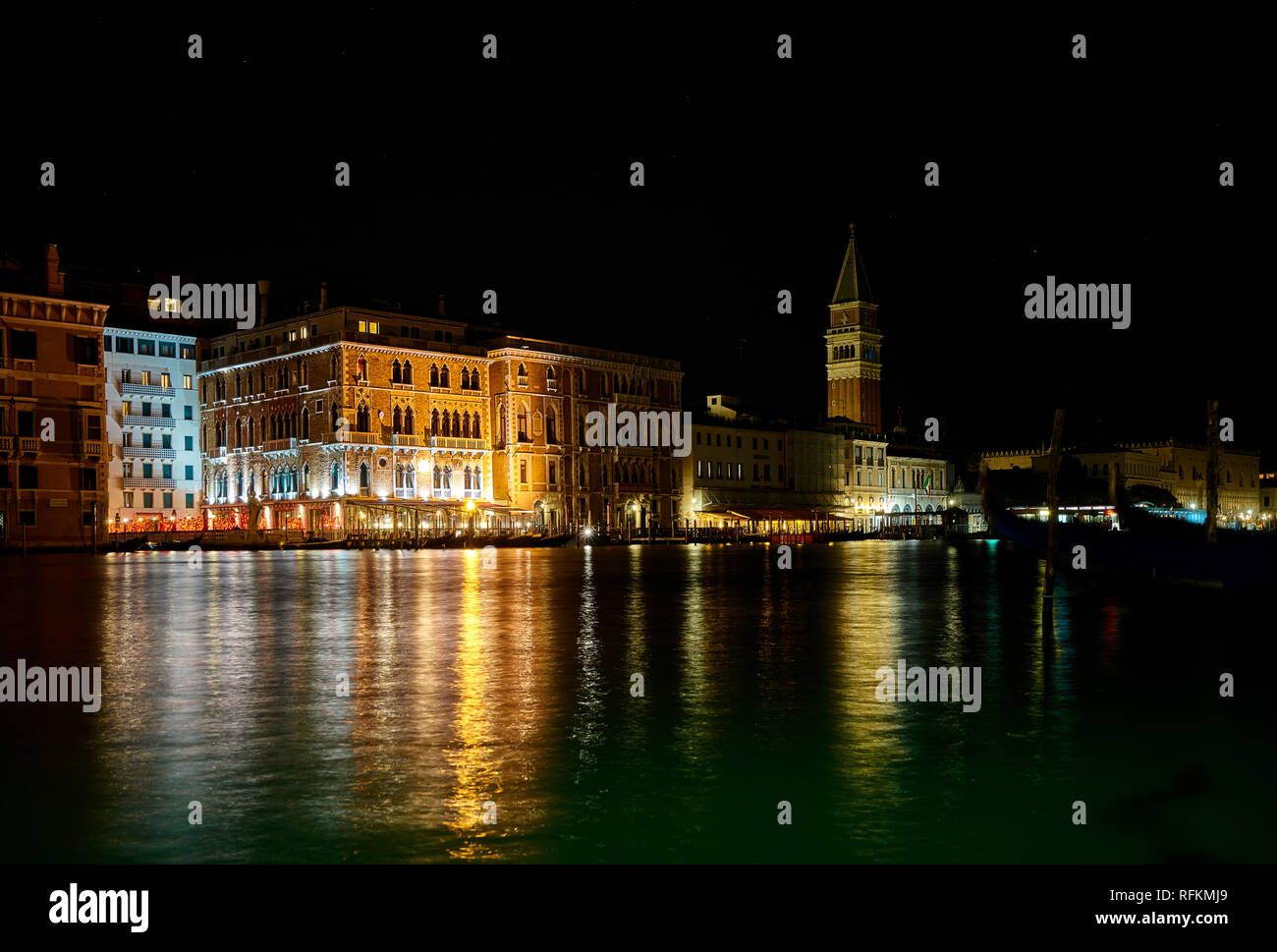 Canali e romantiche luci di Venezia in serata, Italia Foto Stock