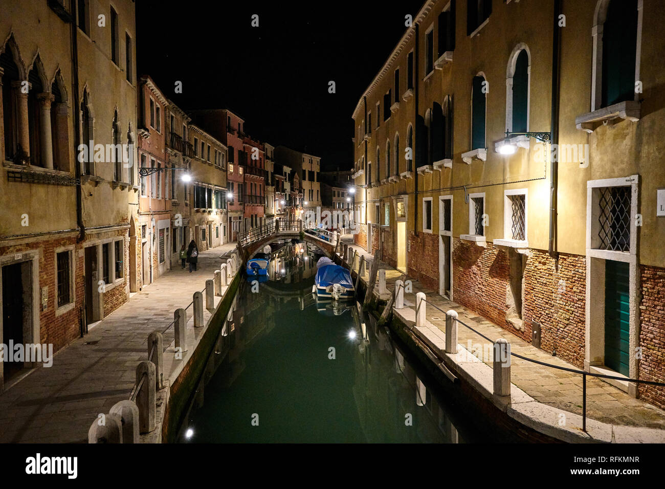 Canali e romantiche luci di Venezia in serata, Italia Foto Stock