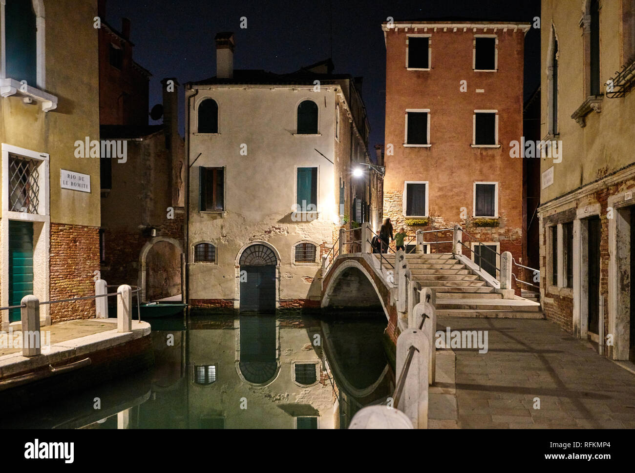 Canali e romantiche luci di Venezia in serata, Italia Foto Stock