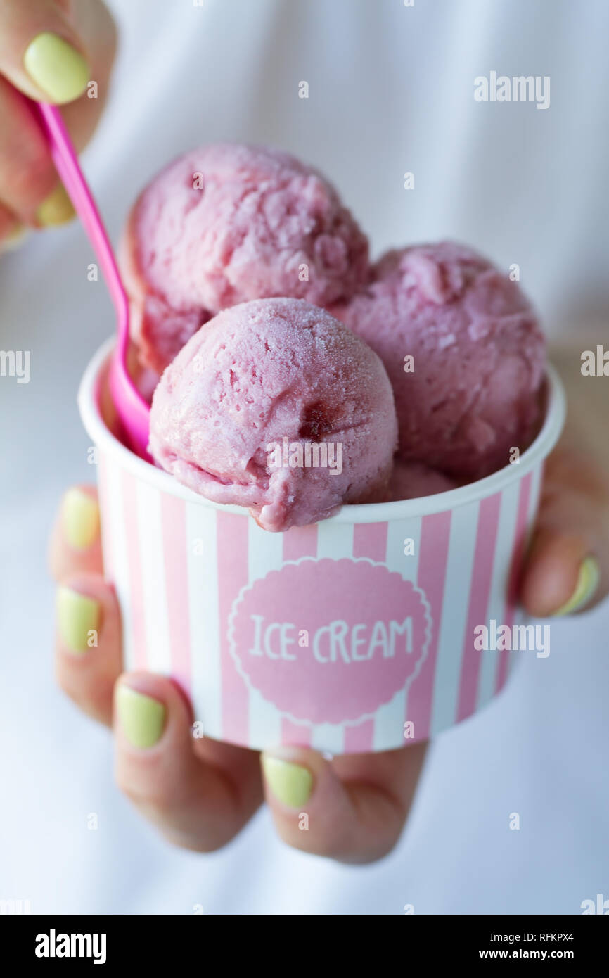 Ragazza con belle appetitose coppa di gelato con molti ice cream scoop. Primo piano. Foto Stock