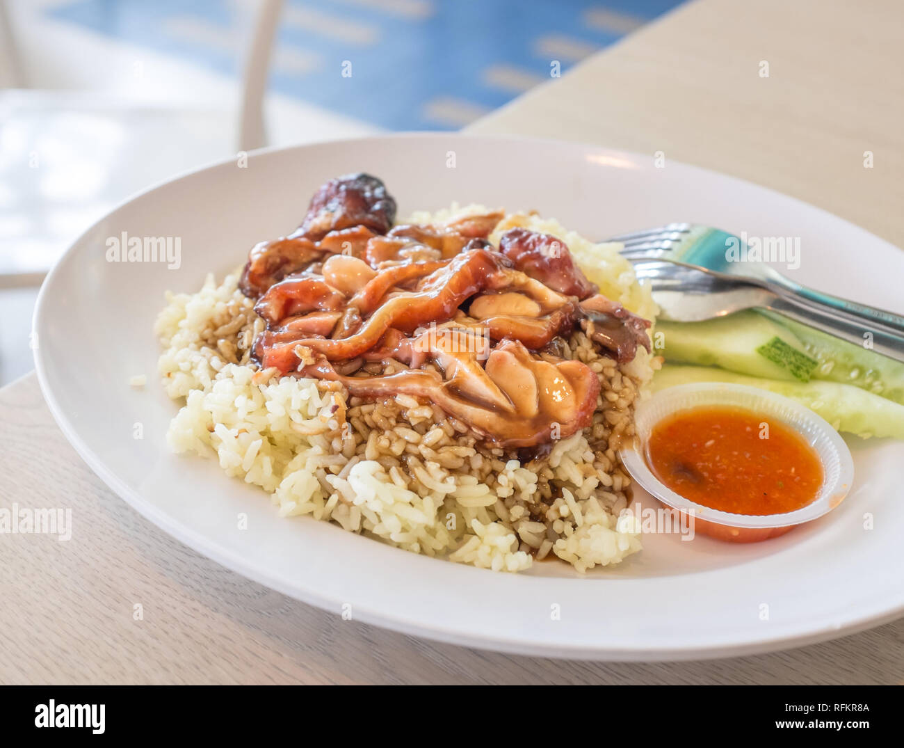 Pollo BBQ Riso con salsa di peperoncino su una piastra Foto Stock