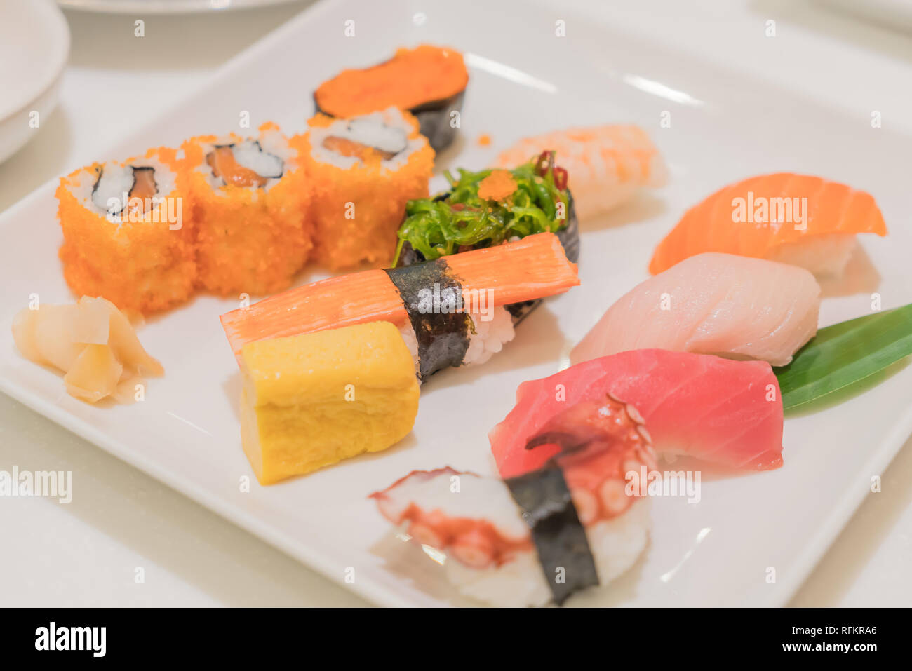 Mix sushi impostato sul piatto Foto Stock
