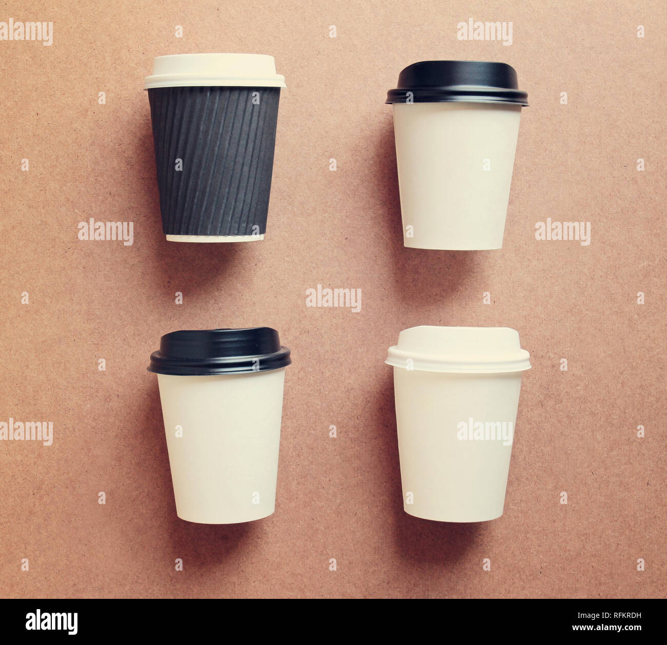 Carta tazza di caffè mock up per identity branding con retro effetto filtro Foto Stock