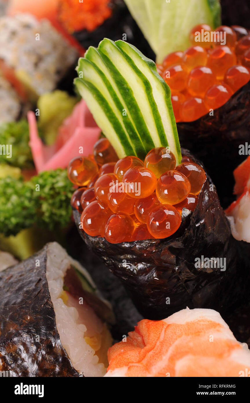 Le uova di salmone sushi con assortimento di sushi platter Foto Stock