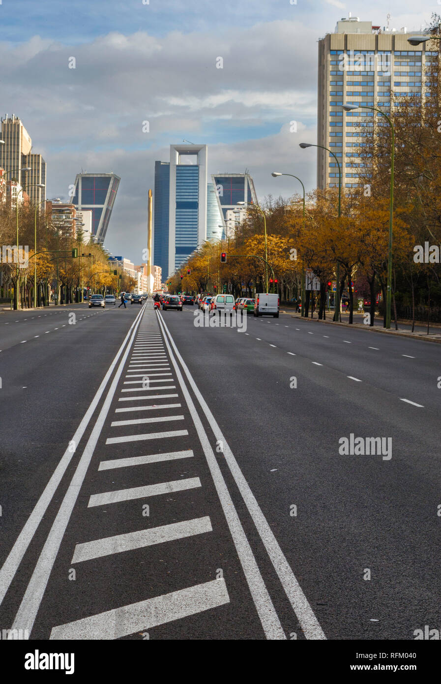 Vista del centro commerciale e finanziario di Viale Castellana a Madrid, Spagna Foto Stock