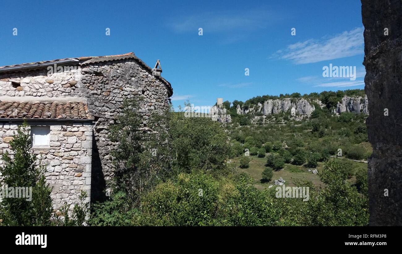 Balazuc - maison en pierre et tour de la Reine Jeanne. Foto Stock