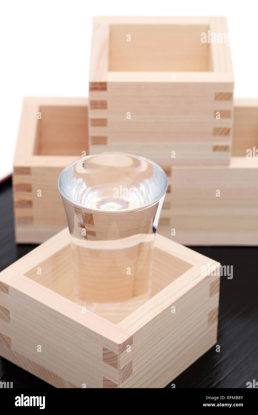 Giapponese scatola in legno masu con amore su di un tavolo di legno sfondo Foto Stock