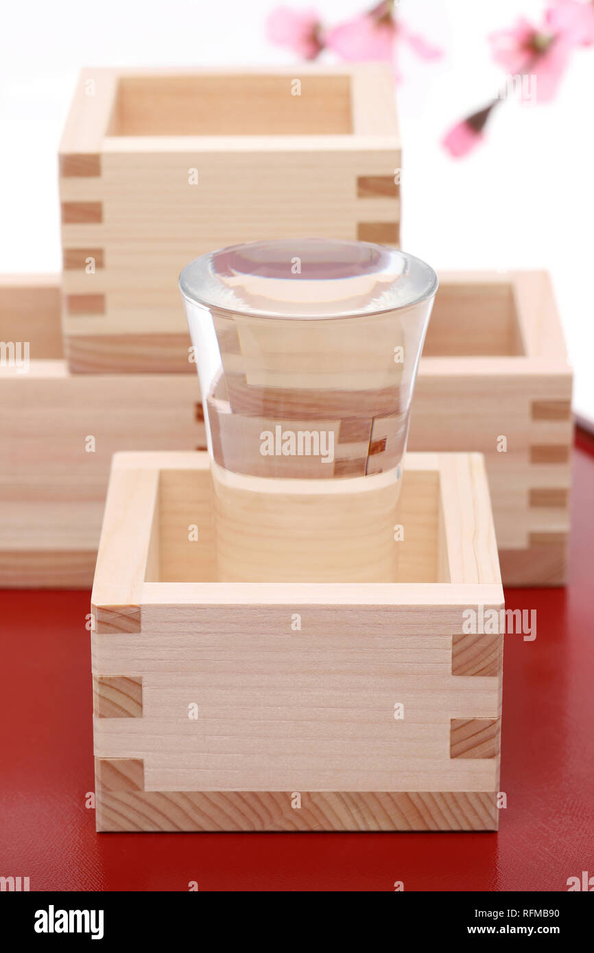 Giapponese scatola in legno masu con motivi isolati su sfondo bianco Foto Stock