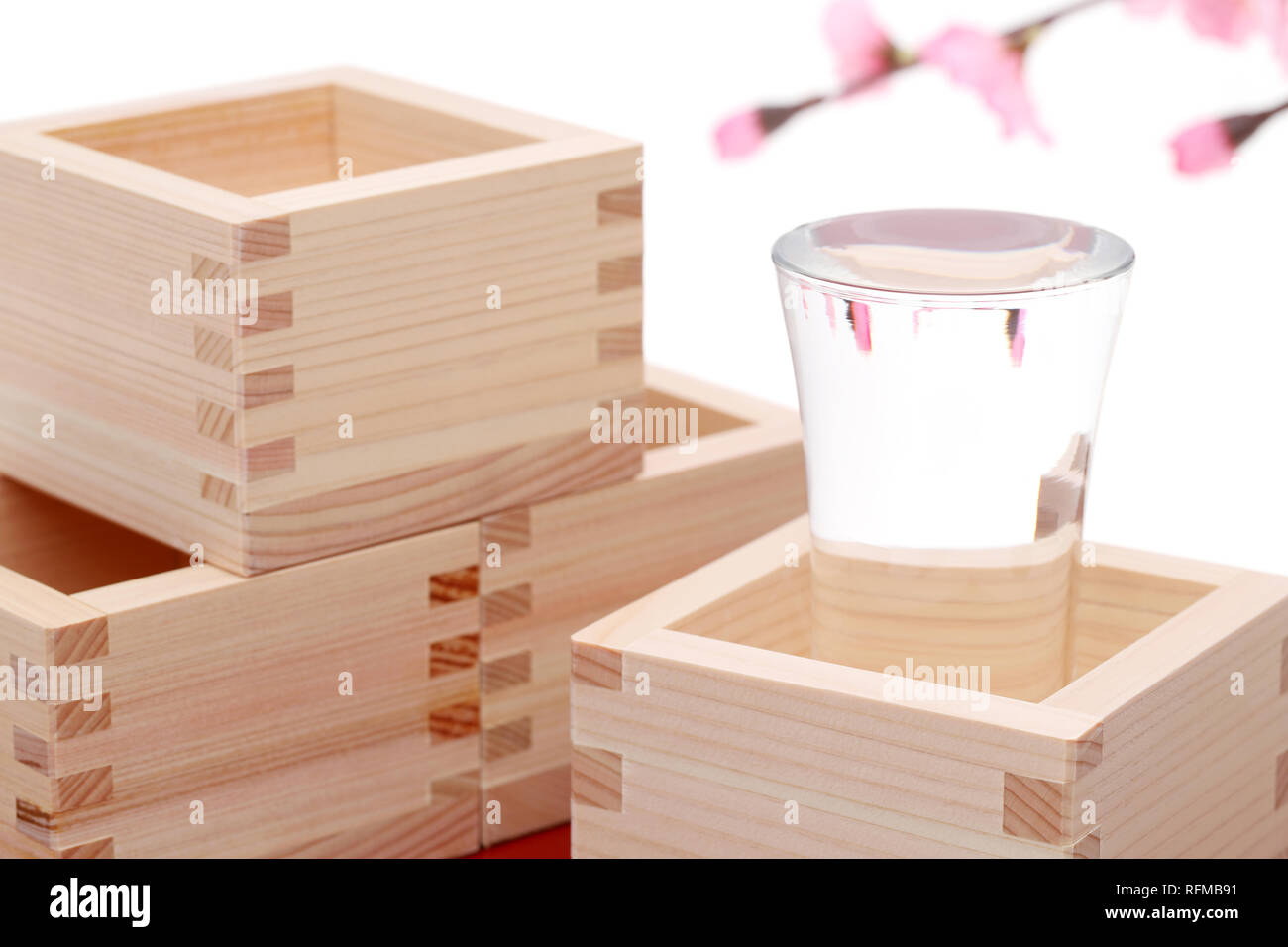 Giapponese scatola in legno masu con motivi isolati su sfondo bianco Foto Stock