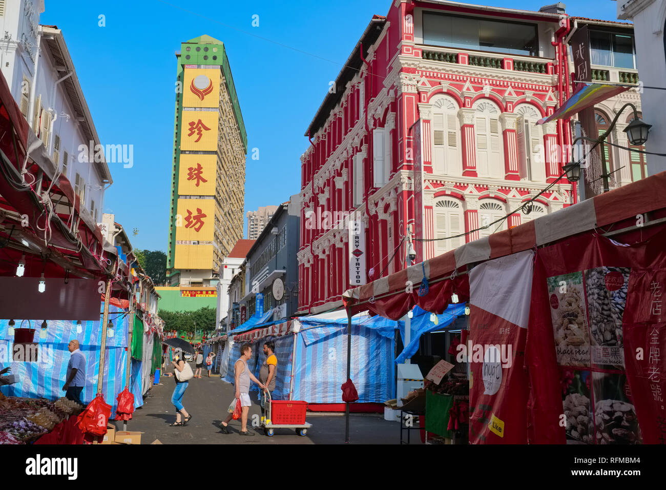 Gli edifici colorati in Chinatown, Singapore; b/g: il palazzo giallo di persone del Parco del complesso commerciale e residenziale Foto Stock