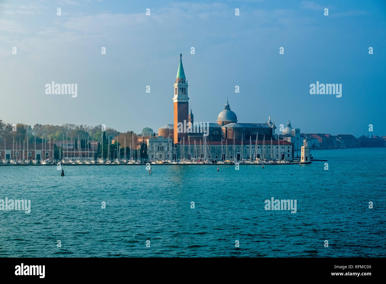 Vista panoramica attraverso il Grand Canal, il Canal Grande per la Chiesa di San Giorgio Maggiore Foto Stock