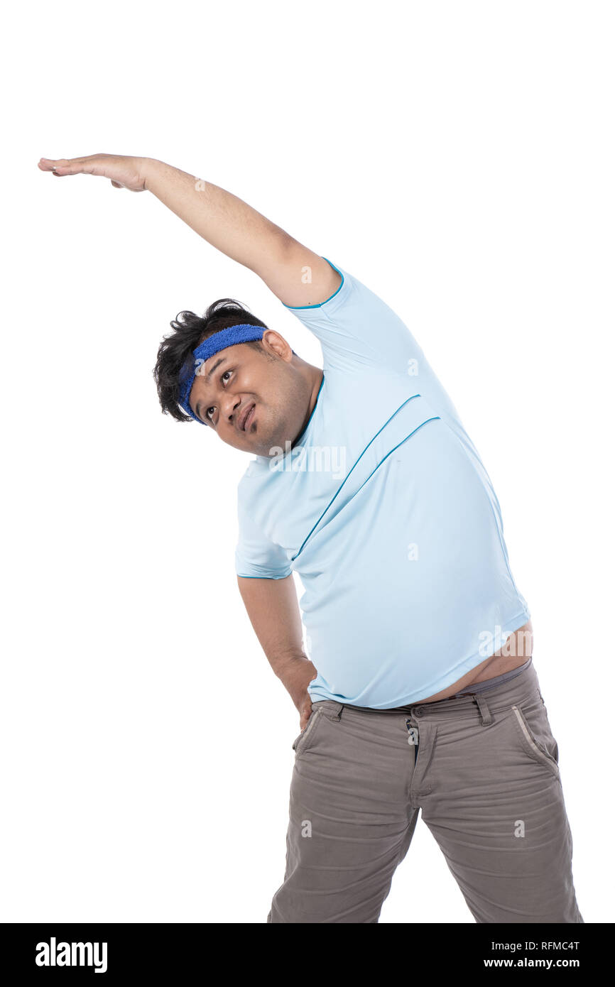 Ritratto di grasso giovani uomini riscaldare i muscoli addominali Foto Stock