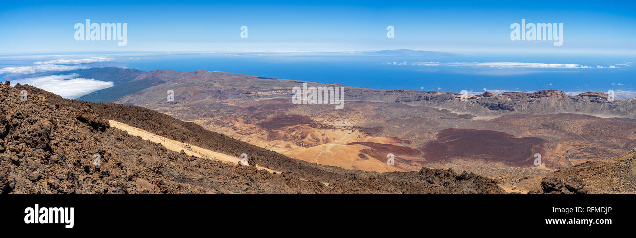 Vista panoramica dei campi di lava di Las Canadas caldera del vulcano Teide. Vista della valle dalla sommità del vulcano. Foto Stock