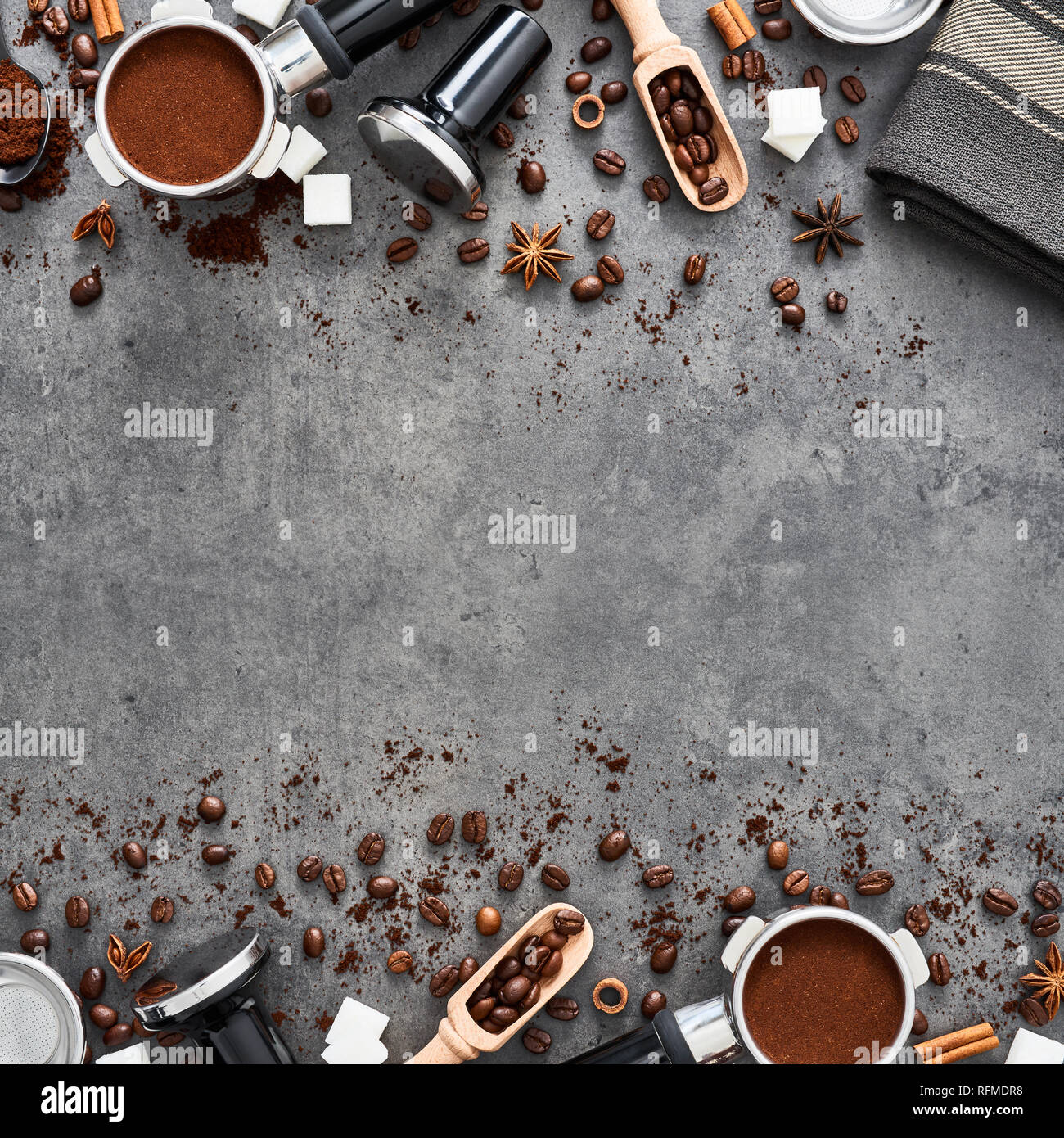 Vista superiore del caffè sfondo. Un assortimento di caffè in grani, il caffè macinato, portafilter e manomissione sul calcestruzzo scuro dello sfondo. Lay piatto. Copia spazio per il testo Foto Stock