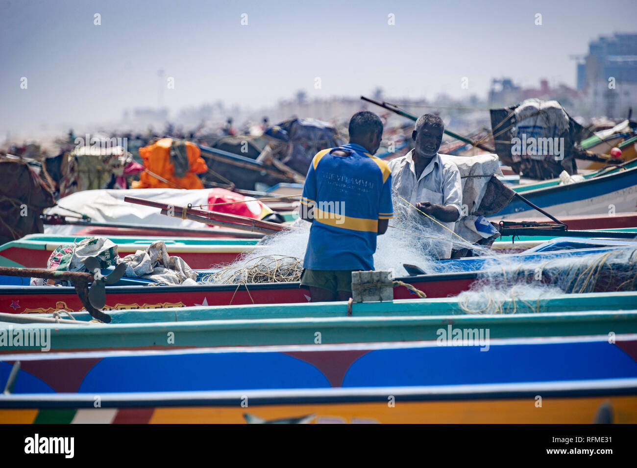 I pescatori nelle loro barche sulla spiaggia di Marina, Chennai in India Foto Stock