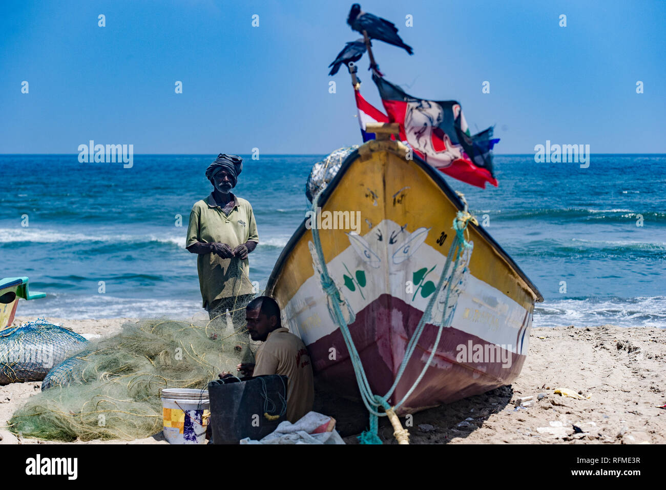 Un pescatore sulla spiaggia di Marina, Chennai in India Foto Stock